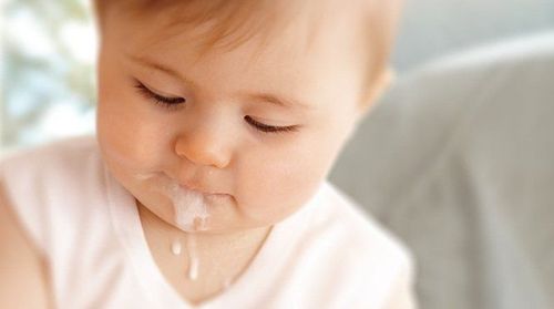 Trẻ 4 tháng tuổi đi ngoài 3 lần/ngày sau khi dùng men tiêu hóa có sao không?