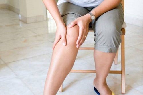 
Huyết khối tĩnh mạch sâu chi dưới triệu chứng phổ biến là cảm giác đau ở chân
