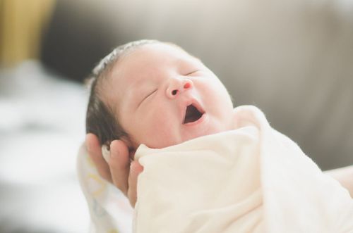 Trẻ sơ sinh bị nổi cục cứng ở vú có nguy hiểm không?