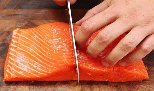 
Chế biến sashimi cá hồi cần khéo léo và đúng kỹ thuật
