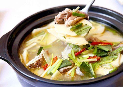 How to make goose meat cooked with bamboo shoots