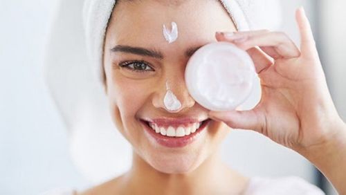 Should oily skin use moisturizer?