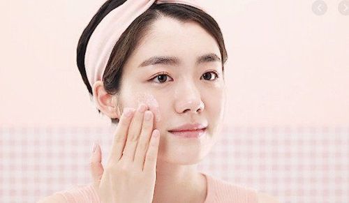 Massage mặt bằng dầu dừa giúp dưỡng ẩm da