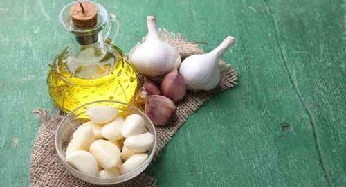 Using garlic and olive oil to treat acne provides excellent benefits