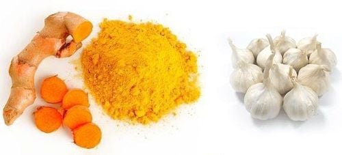 Using garlic and turmeric to treat acne helps reduce inflammation effectively