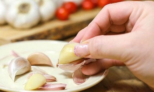 You can apply the method of using garlic to treat acne.