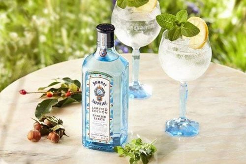 
Rượu gin là loại rượu được làm từ quả bách xù
