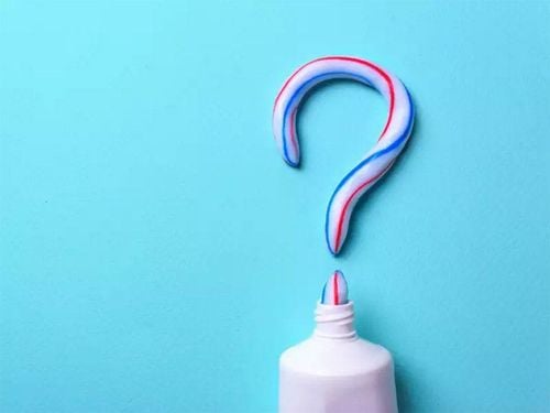 Trị mụn bằng kem đánh răng có tốt không?