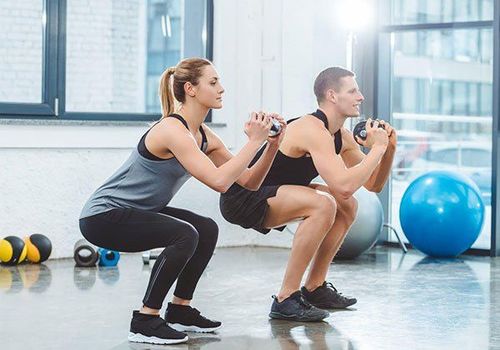 
Bài tập vai tại nhà cầm tạ Squat
