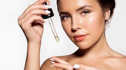 
Sử dụng serum trắng da thường xuyên giúp nâng tông da và se khít lỗ chân lông
