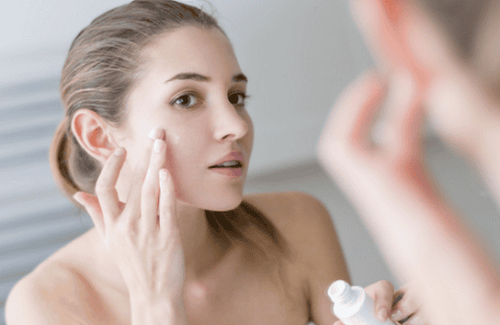 
Dùng Retinoids tại chỗ giúp điều trị mụn cám
