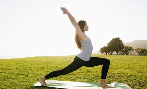 Nâng ngực bao lâu thì được tập yoga mà không để lại biến chứng?