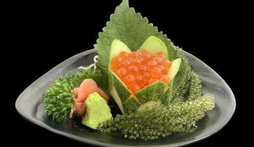 
Thưởng thức món ngon sashimi trứng cá hồi
