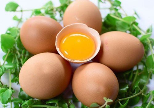 Raw eggs contain many nutritional components.