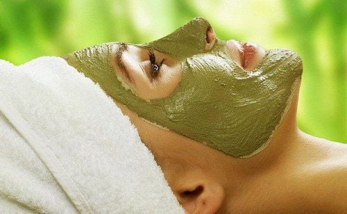 Đắp mặt nạ bằng dầu dừa kết hợp với bột trà xanh matcha