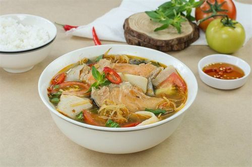 How to cook salmon head with bamboo shoots to make it delicious?