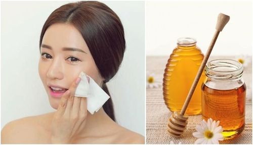 Instructions on how to remove makeup with honey