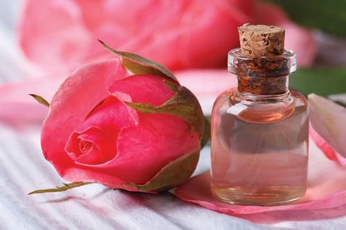 How to use rose water for acne skin