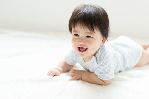 Bé 8,5 tháng tuổi chưa biết bò có sao không?