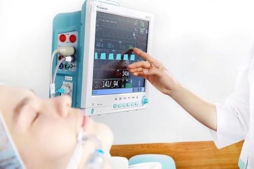 Sau khi khâu hồi phục thành bụng sau mổ, người bệnh cần được theo dõi