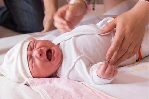 Trẻ 1 tháng tuổi khó đi ngoài phải làm sao?