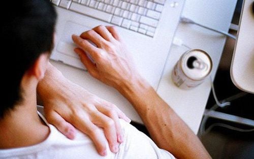 Đau cơ xương khớp ở người thường xuyên dùng máy tính và internet