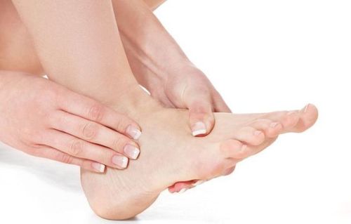 Nổi ban đỏ, tím ở chân lan lên đùi là dấu hiệu bệnh gì?
