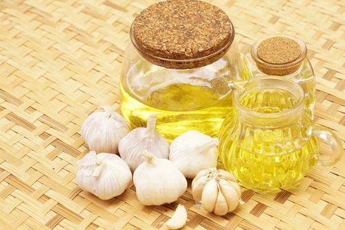 What are the benefits of garlic essential oil?