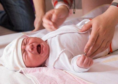 Trẻ sơ sinh bị vỡ bọc áp xe hậu môn nên làm gì?