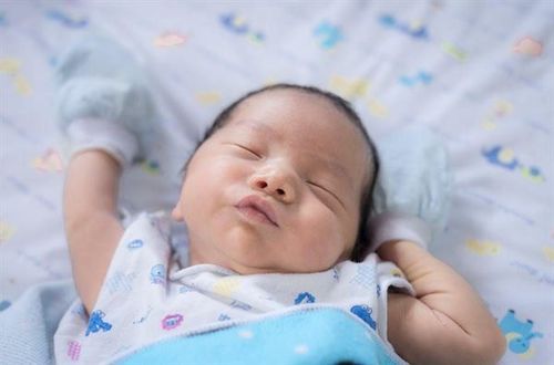 Em bé sinh non cần chăm như thế nào?
