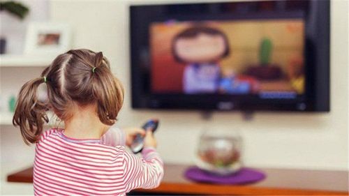 Trẻ 6 tuổi nheo mắt khi xem tivi có sao không?