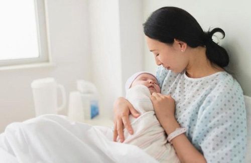 Sau sinh xuất hiện cục máu đông nguyên nhân là gì?