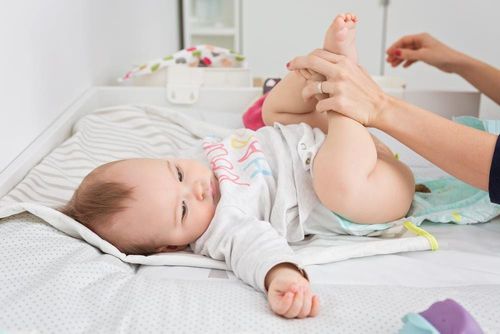 Trẻ sơ sinh đi ngoài ít, tăng cân chậm có sao không?