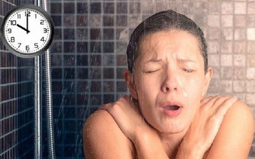 Why is bathing at night easy to cause stroke?