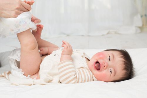 Trẻ 5 tháng tiểu nhiều, tiểu đêm khó có sao không?