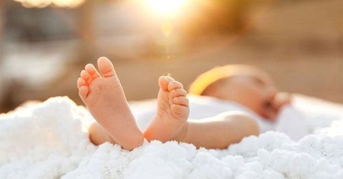 Điều trị ở trẻ còi xương do dinh dưỡng bằng cách cho trẻ tắm nắng hàng ngày vào buổi sáng