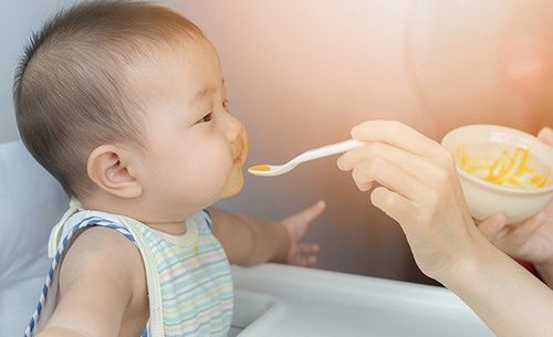 What can an 8 month old baby eat?