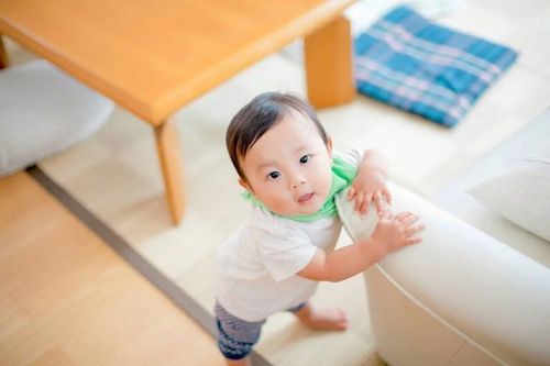 Khả năng vận động ở bé trai 17 tháng tuổi thành thạo và linh hoạt hơn
