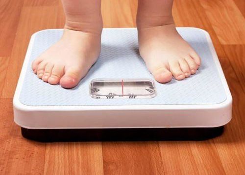 A 14-month-old child weighing 10kg (regardless of being a boy or a girl) is considered an ideal weight for this age.