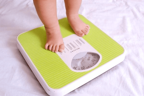 Trẻ 11 tháng tuổi chậm tăng cân có nguy hiểm không?