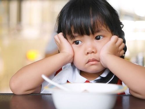 Trẻ có hệ miễn dịch yếu do yếu tố môi trường như chế độ dinh dưỡng kém