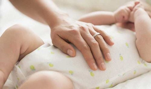 Trẻ sơ sinh bị thoát vị vành bụng có nguy hiểm không?