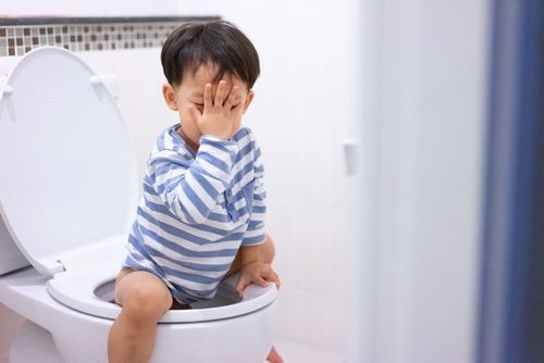 Trẻ gần 6 tuổi đi vệ sinh có váng mỡ cam có sao không?