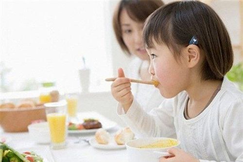 
Tập cho con thói quen ngồi ăn tập trung là biện pháp giúp trẻ ăn ngon miệng
