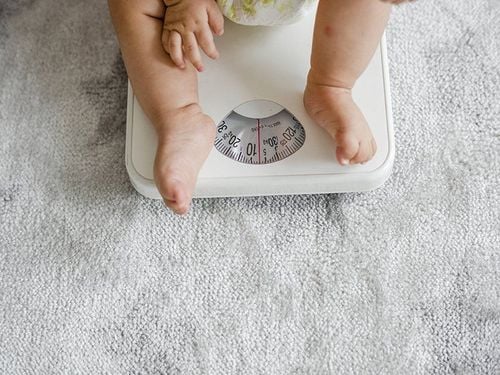 Trẻ không tăng cân kèm hay nôn trớ khi ăn có sao không?