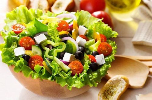 
Phần lớn calo trong salad Caesar đến từ nước sốt này và bánh mì nướng.
