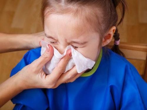 Trẻ 1 tuổi ho nhiều kèm chảy nước mũi có phải viêm phổi không?