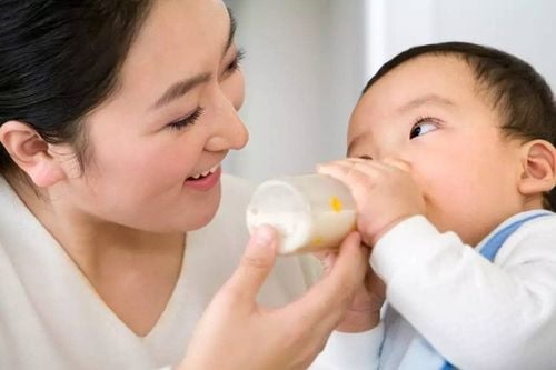 Có nên cho trẻ uống sữa dê?