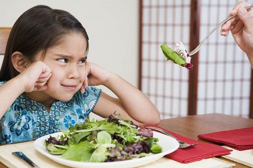 
Bé không ăn rau thường là do sợ thức ăn mới hoặc chưa biết rõ
