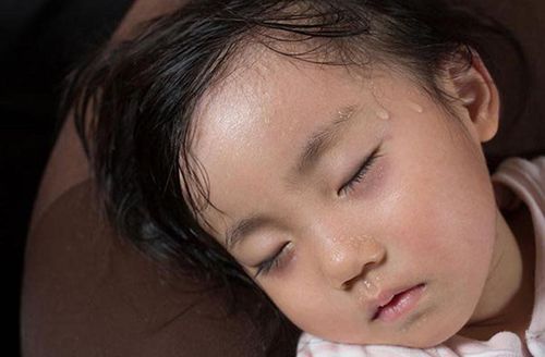 Tình trạng trẻ biếng ăn ra mồ hôi trộm thường xảy ra phổ biến ở trẻ từ 4 tháng tuổi đến 6 tuổi